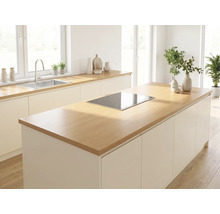 Moderne, helle Küche mit Kücheninsel, Kochfeld, Spüle und Arbeitsplatten aus Holz.