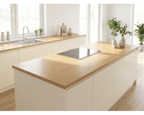 Moderne, helle Küche mit Kücheninsel, Kochfeld, Spüle und Arbeitsplatten aus Holz.