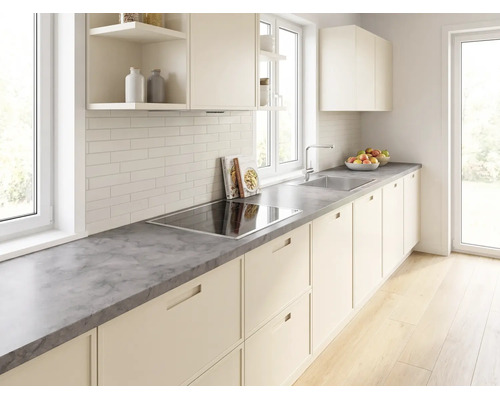 Moderne helle Einbauküche mit grauer Arbeitsplatte in Steinoptik, Induktionskochfeld, Edelstahlspüle und weißem Fliesenspiegel.