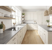 Moderne, helle Küche mit weißen Fronten, grauer Arbeitsplatte, Holzboden, Kochinsel und offenen Holzregalen an weißem Fliesenspiegel.