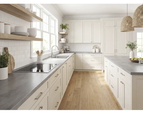 Moderne, helle Küche mit weißen Fronten, grauer Arbeitsplatte, Holzboden, Kochinsel und offenen Holzregalen an weißem Fliesenspiegel.