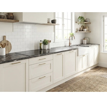 Helle Küche mit weißen Fronten im Landhausstil, dunkler Arbeitsplatte in Marmoroptik, weißem Fliesenspiegel und Holzregalen.