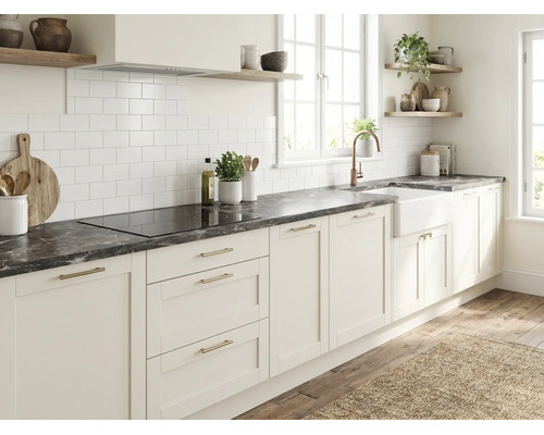 Helle Küche mit weißen Fronten im Landhausstil, dunkler Arbeitsplatte in Marmoroptik, weißem Fliesenspiegel und Holzregalen.