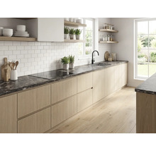 Moderne helle Küche mit dunkler Arbeitsplatte in Marmoroptik, Holzschränken, weißem Fliesenspiegel, Induktionskochfeld und schwarzer Armatur.