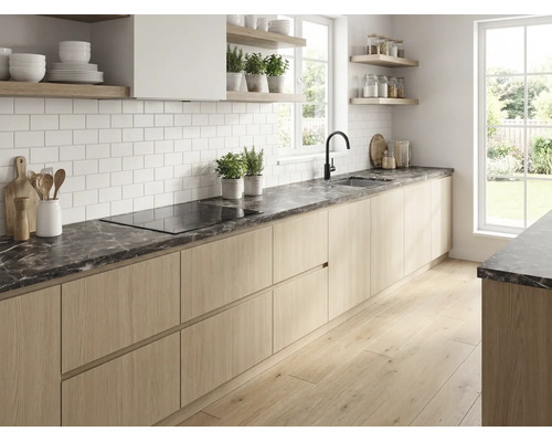 Moderne helle Küche mit dunkler Arbeitsplatte in Marmoroptik, Holzschränken, weißem Fliesenspiegel, Induktionskochfeld und schwarzer Armatur.