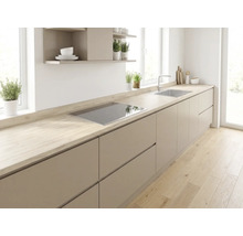 Moderne helle Küche mit grifflosen Fronten, Arbeitsplatte in Holzoptik, Induktionskochfeld und Spüle.