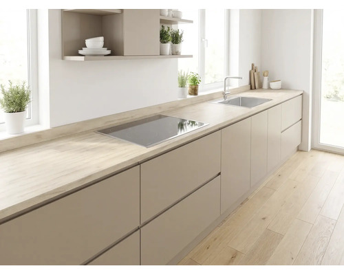 Moderne helle Küche mit grifflosen Fronten, Arbeitsplatte in Holzoptik, Induktionskochfeld und Spüle.