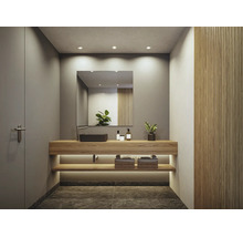 Modernes Badezimmer mit breitem Holz-Waschtisch, Aufsatzwaschbecken, großem Spiegel, indirekter Beleuchtung und Holzlamellenwand.