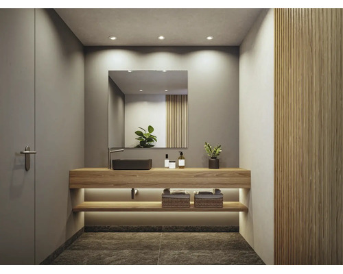 Modernes Badezimmer mit breitem Holz-Waschtisch, Aufsatzwaschbecken, großem Spiegel, indirekter Beleuchtung und Holzlamellenwand.