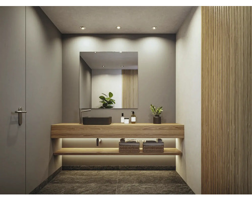 Modernes Badezimmer mit Holzwaschtisch, Aufsatzwaschbecken aus Keramik, Metallarmatur, großem Spiegel und integrierter Beleuchtung.