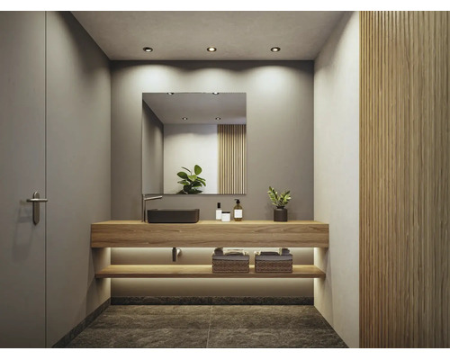 Modernes Badezimmer mit Waschtisch aus Holz, schwarzem Aufsatzwaschbecken, großem Spiegel und integrierter Beleuchtung.