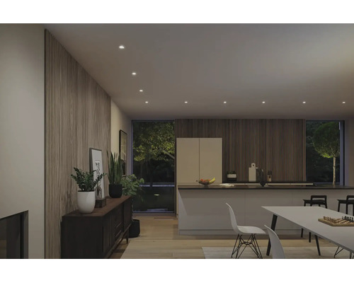 Moderne Küche mit Akustikpaneelen an der Wand und warmweißen Einbaustrahlern an der Decke.