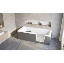 Moderne Badewanne mit integrierter Einstiegstür und Glaseinsatz in einem minimalistisch gestalteten Badezimmer mit Wandnische.