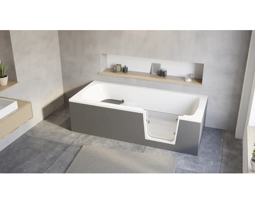 Moderne Badewanne mit integrierter Einstiegstür und Glaseinsatz in einem minimalistisch gestalteten Badezimmer mit Wandnische.