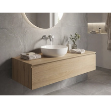 Modernes Badezimmer mit hängendem Waschtischunterschrank in Holzoptik, rundem Aufsatzwaschbecken aus Keramik und wandmontierter Armatur.