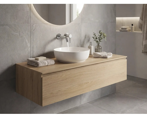 Modernes Badezimmer mit hängendem Waschtischunterschrank in Holzoptik, rundem Aufsatzwaschbecken aus Keramik und wandmontierter Armatur.