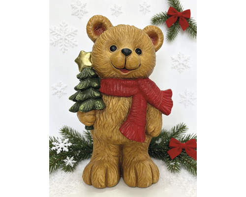 Weihnachtsfigur Bär mit rotem Schal und Tannenbaum.