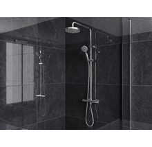 Modernes Duschsystem mit Regenduschkopf, Handbrause und Thermostat vor dunklen Fliesen in Marmoroptik.