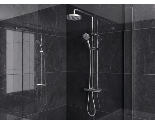Modernes Duschsystem mit Regenduschkopf, Handbrause und Thermostat vor dunklen Fliesen in Marmoroptik.