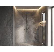 Moderne begehbare Dusche mit Wandfliesen in Natursteinoptik, Regenduschkopf, Glastrennwand und indirekter Beleuchtung.
