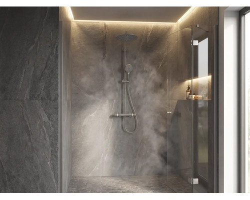 Moderne begehbare Dusche mit Wandfliesen in Natursteinoptik, Regenduschkopf, Glastrennwand und indirekter Beleuchtung.