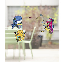 Fenstersticker mit bunten Meerestieren, die Musikinstrumente spielen: Wal mit Trommel, Oktopus mit Gitarre und Seepferdchen mit Saxophon.