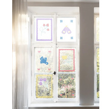Helles Fenster dekoriert mit verschiedenen bunten Fensterstickern mit Motiven von Vögeln, Blumen, Beeren und Schleifen.