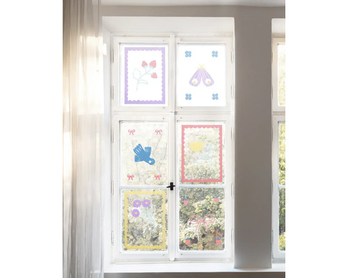 Helles Fenster dekoriert mit verschiedenen bunten Fensterstickern mit Motiven von Vögeln, Blumen, Beeren und Schleifen.