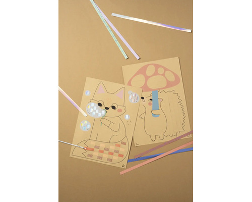 Bastelset Flechtbilder mit Motiven einer Katze und eines Igels sowie Papierstreifen zum Einflechten.