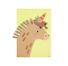 Bastelset für ein Einhorn aus Papier in Eselform mit einer Karotte als Horn.