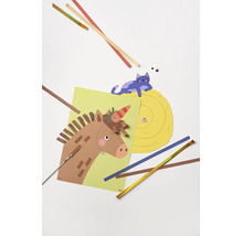 Bastelprojekt für Kinder mit einem Papierpferd, einer Katze auf einem Heuballen, bunten Papierstreifen und Bastelwerkzeug.