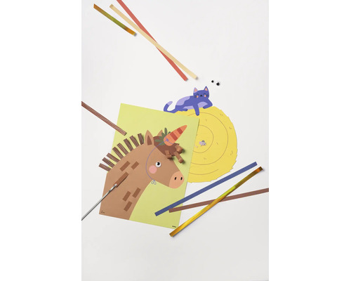 Bastelprojekt für Kinder mit einem Papierpferd, einer Katze auf einem Heuballen, bunten Papierstreifen und Bastelwerkzeug.