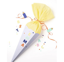 Schultüte mit Namen Emma, gelber Krepppapier-Verschluss, Dekoration aus bunten Papierbuchstaben und Stiften.