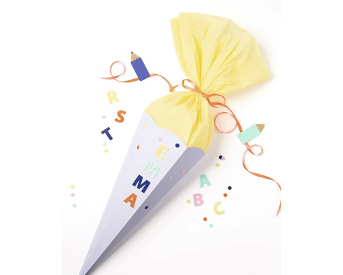 Schultüte mit Namen Emma, gelber Krepppapier-Verschluss, Dekoration aus bunten Papierbuchstaben und Stiften.