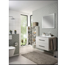 Modernes helles Badezimmer mit weißem Waschtisch, LED-Spiegel, offenem Hochschrank, wandhängendem WC und grau gemusterter Tapete.