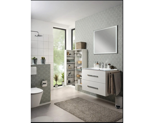 Modernes helles Badezimmer mit weißem Waschtisch, LED-Spiegel, offenem Hochschrank, wandhängendem WC und grau gemusterter Tapete.