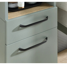 Grüner Badschrank mit zwei Schubladen, schwarzen Griffen und einer offenen Ablage in Holzoptik.
