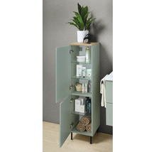 Organisierter Badezimmer-Seitenschrank in Hellgrün mit offenen Türen, Glaseinlegeböden, Holzdekor-Abdeckung und schwarzen Füßen.
