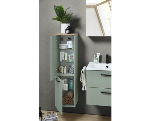 Modernes Badezimmer mit mintgrünem Hochschrank und Waschtischunterschrank. Hochschrank mit Glastablaren. Waschbecken mit schwarzer Armatur.