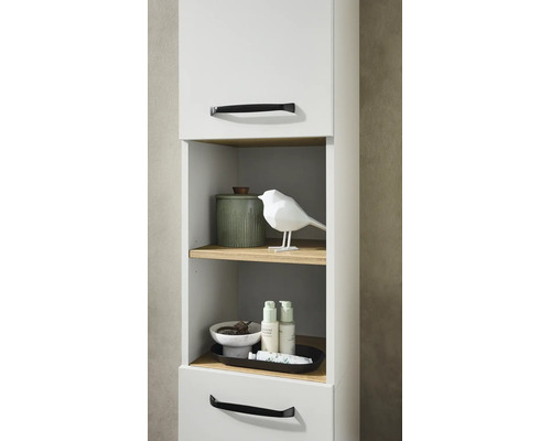 Weißer Badezimmer-Hochschrank mit zwei offenen Regalfächern in Eichenoptik und schwarzen Griffen.