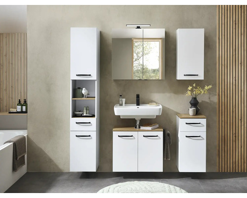 Modernes Badmöbel-Set mit weißen Schränken, schwarzen Griffen, Holz-Details, Spiegelschrank mit Beleuchtung und einem weißen Waschbecken.
