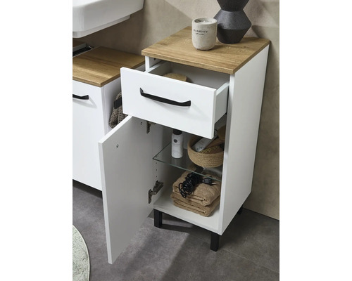 Weißer Badezimmer-Unterschrank mit Holzoptik-Abdeckplatte, einer Schublade und einer Tür mit schwarzen Griffen.