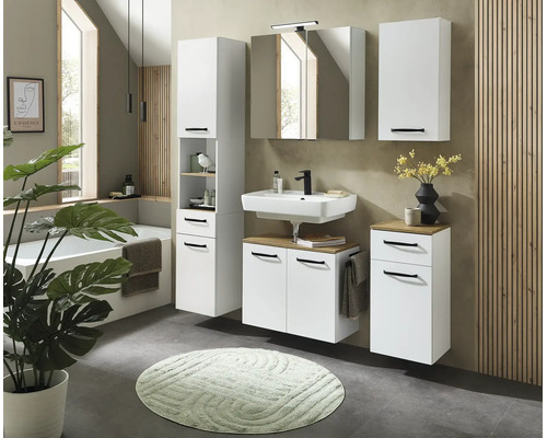 Hell eingerichtetes Badezimmer mit modernen weißen Möbeln, Holzdetails, einem Waschtisch, Spiegelschrank und Badewanne.