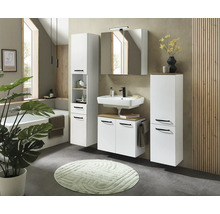 Modernes Badezimmer mit weißen Badmöbeln mit schwarzen Griffen, Waschbecken, Spiegelschrank, Hochschrank, Badewanne und Holzpaneelen.