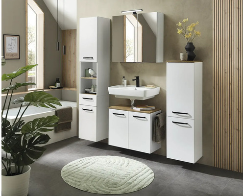 Modernes Badezimmer mit weißen Badmöbeln mit schwarzen Griffen, Waschbecken, Spiegelschrank, Hochschrank, Badewanne und Holzpaneelen.