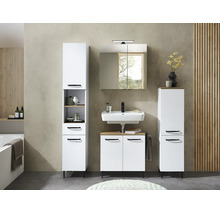 Modernes Badezimmer-Set in Weiß mit schwarzen Griffen: Hochschrank, Waschtisch mit Unterschrank, Beistellschrank und Spiegelschrank.