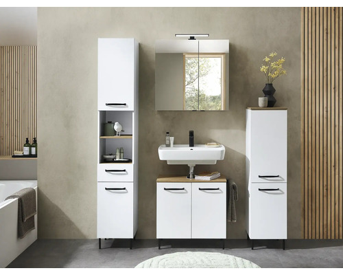 Modernes Badezimmer-Set in Weiß mit schwarzen Griffen: Hochschrank, Waschtisch mit Unterschrank, Beistellschrank und Spiegelschrank.