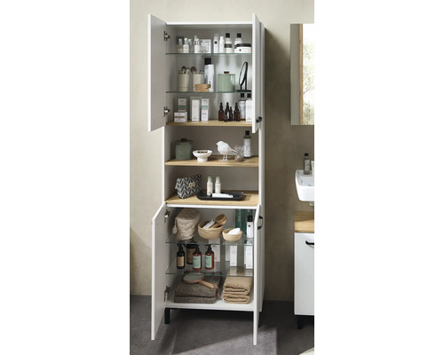 Hoher Badezimmerschrank in Weiß mit geöffneten Türen, Holzakzenten, Glasböden und ordentlich eingeräumten Pflegeprodukten und Handtüchern.