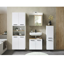 Modernes Badezimmermöbel-Set in Weiß mit schwarzen Griffen, bestehend aus Waschbeckenunterschrank, Keramikbecken, Spiegelschrank und Hochschränken.