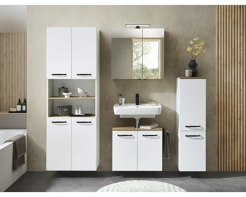 Modernes Badezimmermöbel-Set in Weiß mit schwarzen Griffen, bestehend aus Waschbeckenunterschrank, Keramikbecken, Spiegelschrank und Hochschränken.